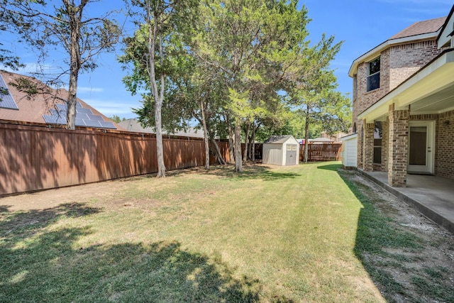 view of yard featuring a shed