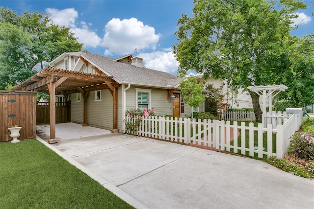 view of front of home featuring a carport and a front yard