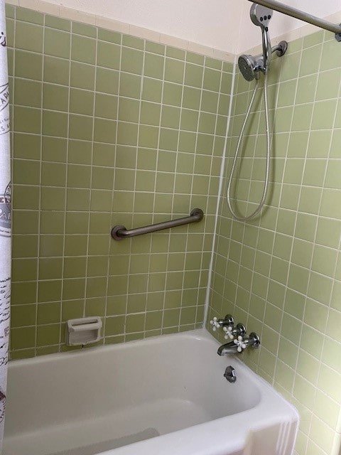 bathroom with shower / tub combo