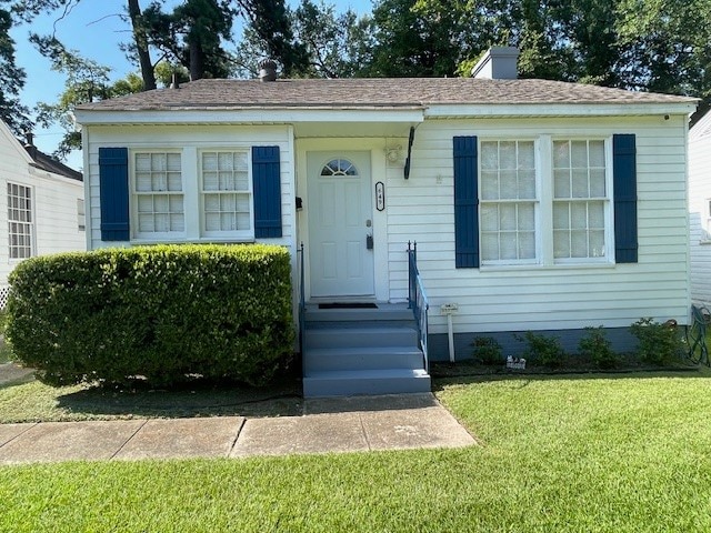 view of front of property with a front lawn