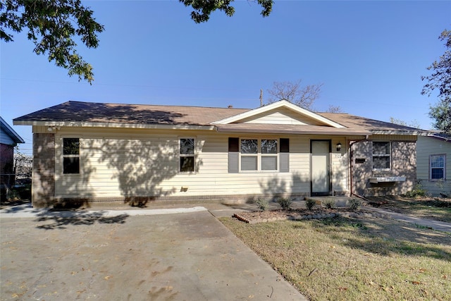 ranch-style home featuring a front lawn