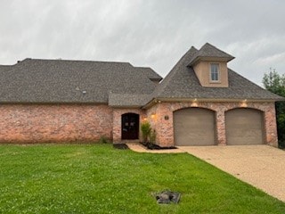 view of front of property featuring a front lawn and a garage