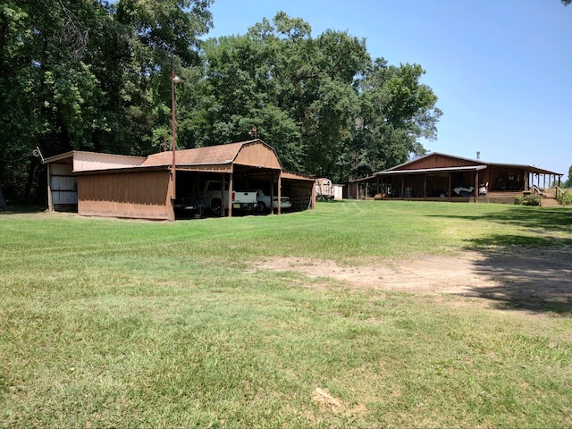 view of yard featuring an outdoor structure