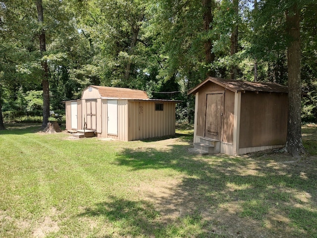 view of yard featuring a shed