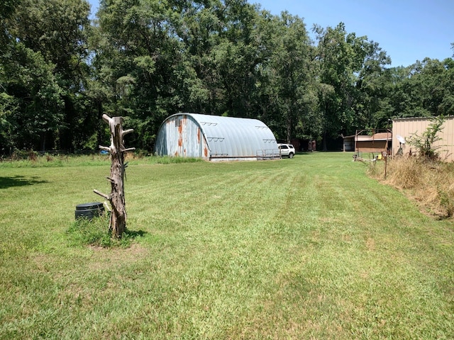 view of yard with an outdoor structure