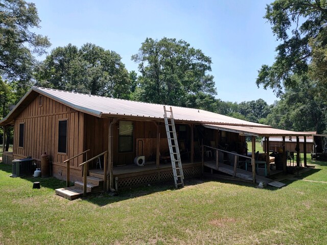 view of front of home featuring a front lawn