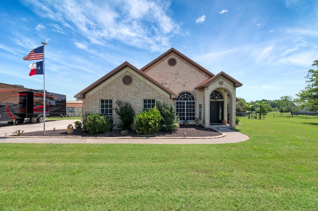 view of front of home featuring a front yard