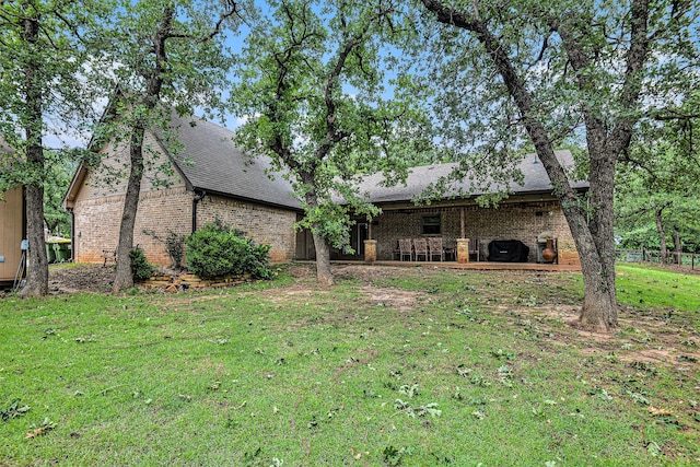 view of yard featuring a patio