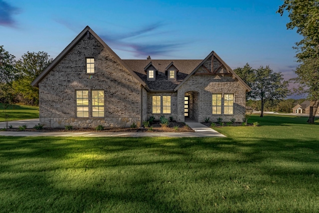 view of front of property featuring a lawn