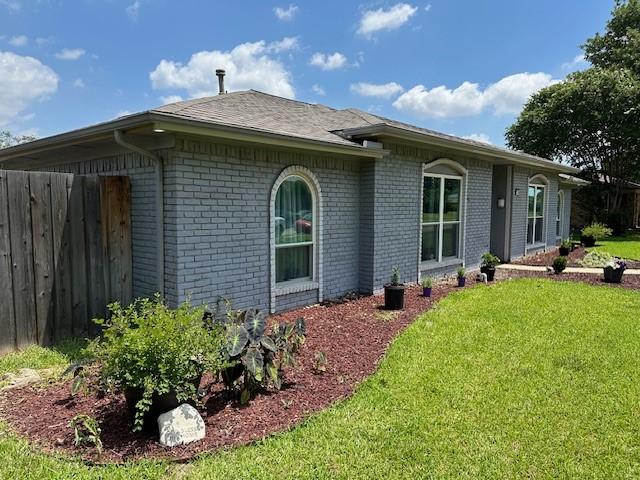 exterior space featuring a front yard