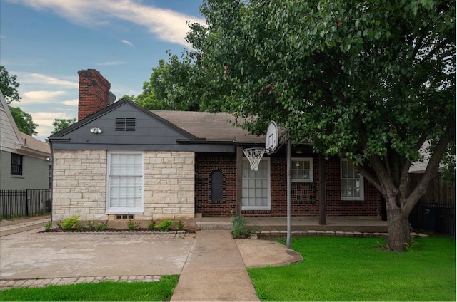 view of front facade featuring a front lawn