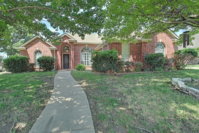 view of front facade with a front yard