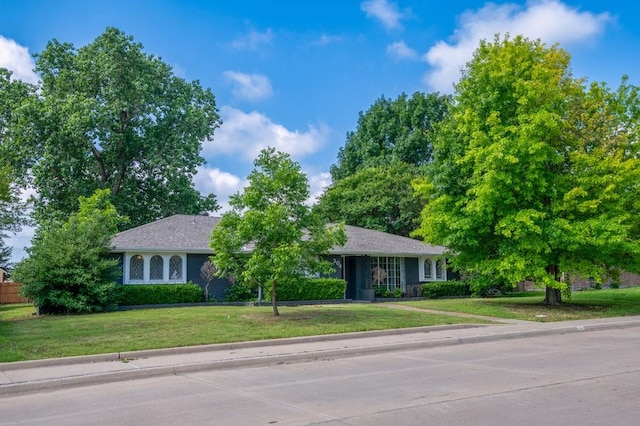 single story home featuring a front lawn