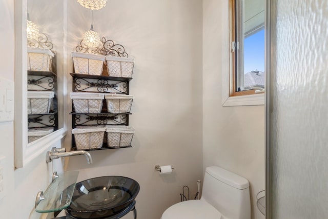 bathroom featuring toilet and sink