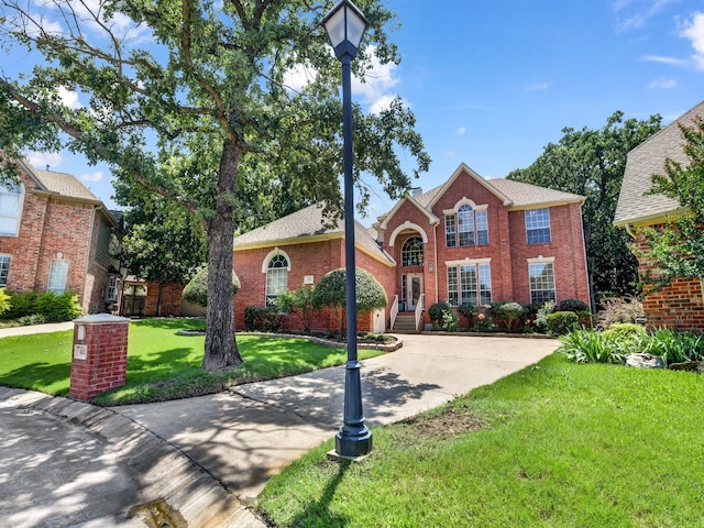 view of front of property featuring a front yard