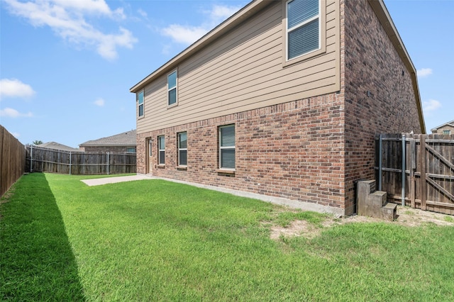 back of house featuring a lawn