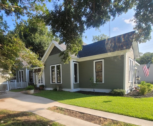 view of front facade featuring a front yard