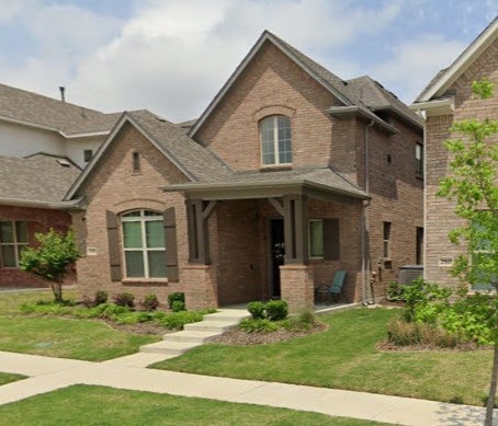 view of front facade featuring a front yard