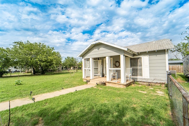 view of front of property featuring a porch and a front yard