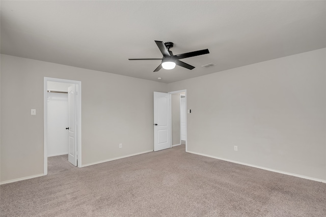 carpeted empty room featuring ceiling fan