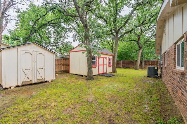 view of yard featuring cooling unit and a shed