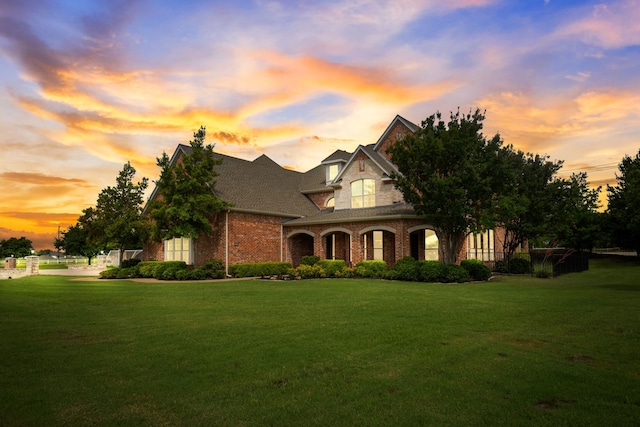 view of front facade featuring a yard