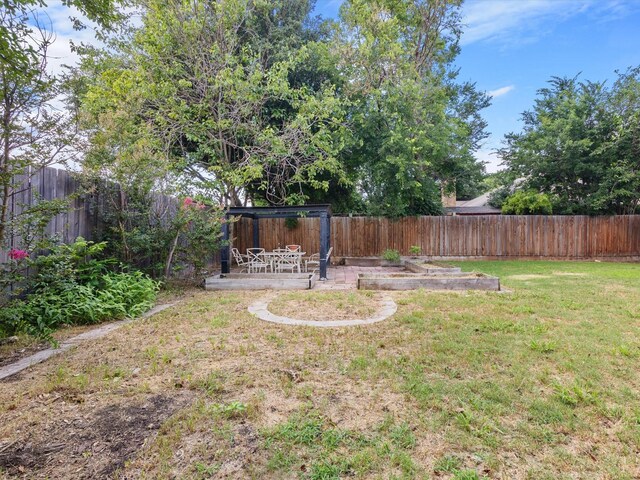 view of yard featuring a patio