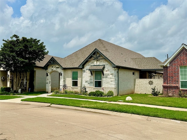 view of front of house featuring a front lawn