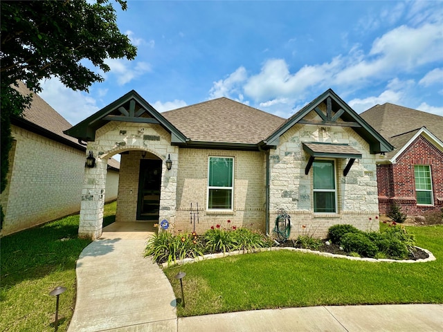 view of front of house featuring a front lawn