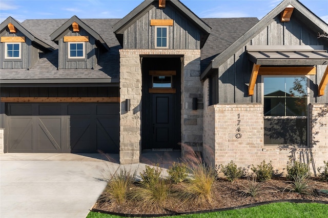 view of front facade featuring a garage