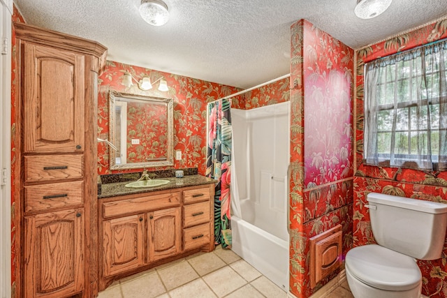 full bath featuring a textured ceiling, toilet, and wallpapered walls