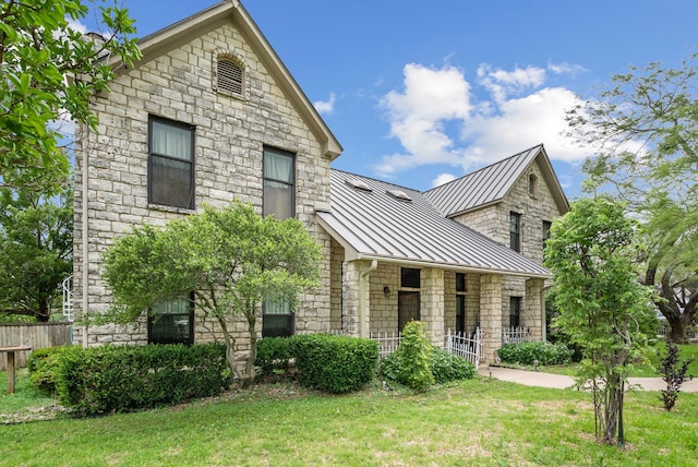 view of front of property featuring a front lawn