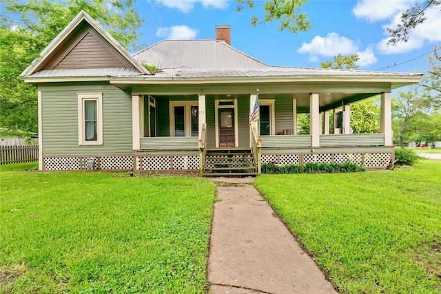 country-style home featuring a front lawn and covered porch