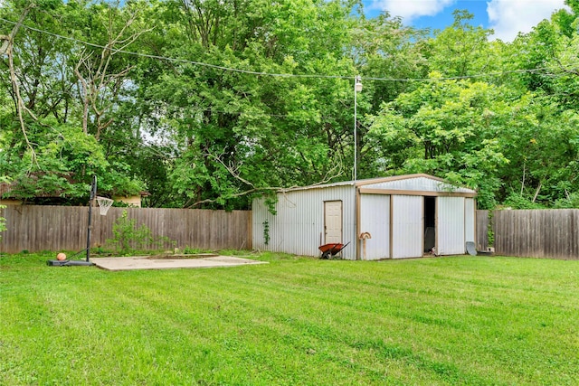 view of yard featuring a storage shed