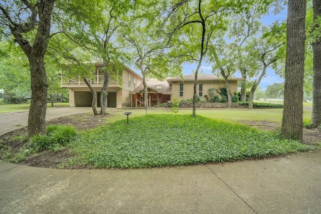 view of front of home featuring a garage and a front lawn