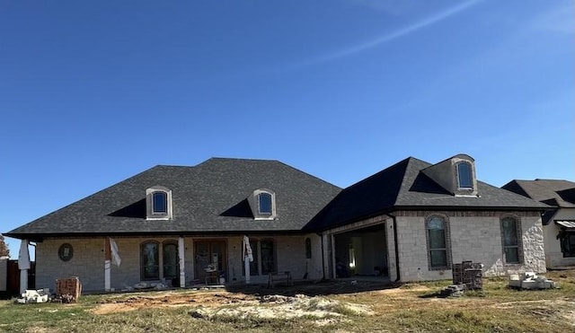 view of front of property with a porch and a front lawn