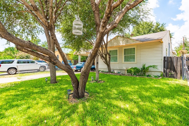 view of front facade featuring a front yard