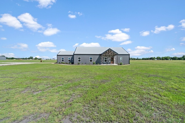 view of front of house featuring a front yard