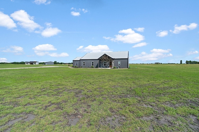 view of yard featuring a rural view