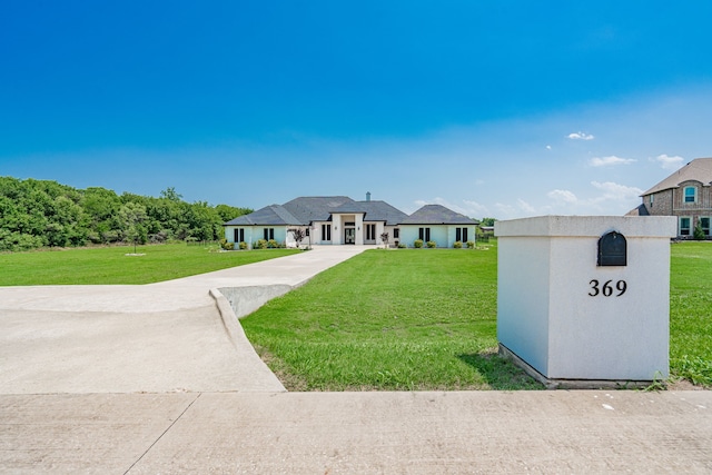 view of front of property featuring a front yard