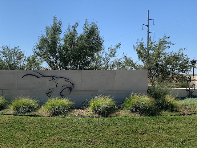 community / neighborhood sign featuring a lawn