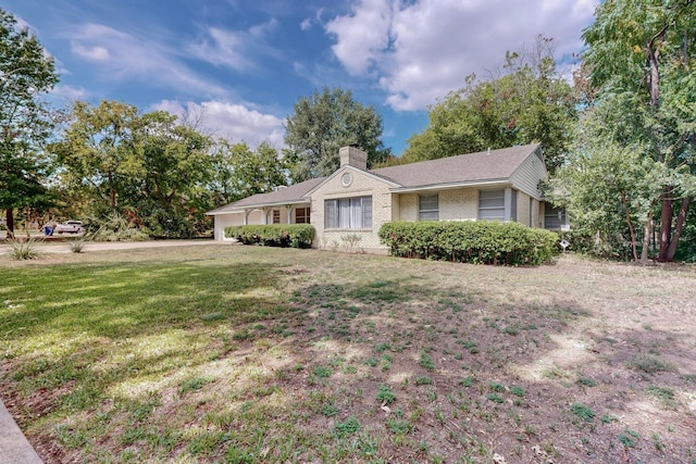 ranch-style house featuring a front lawn