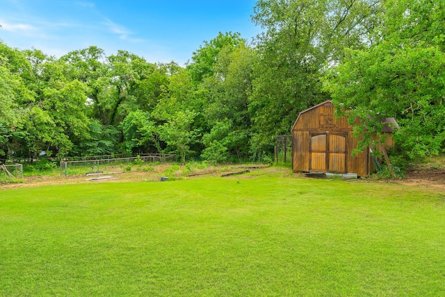 view of yard with an outbuilding