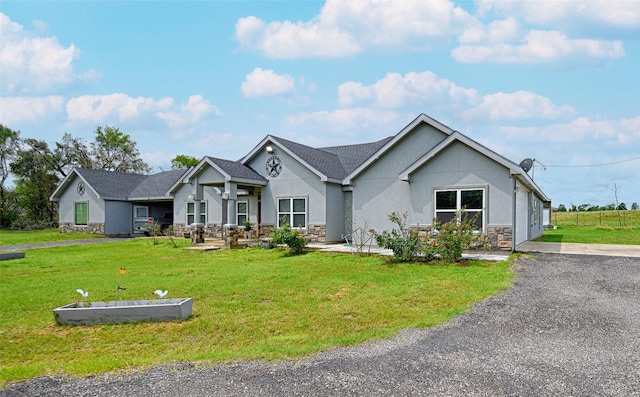 craftsman house featuring a front yard