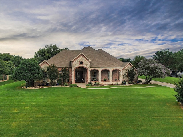 view of front of home featuring a front lawn