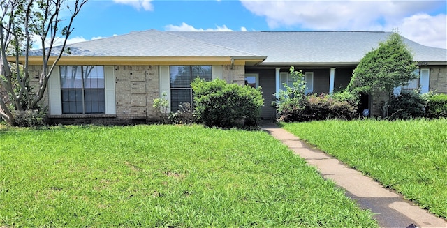 single story home featuring a front yard