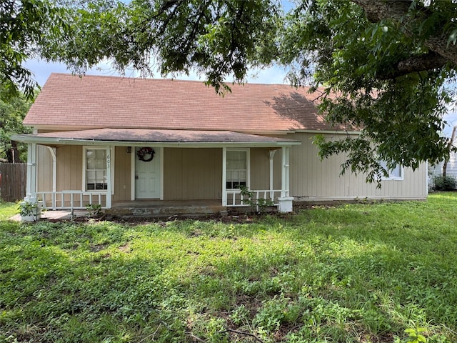 view of front of property featuring a front lawn and covered porch