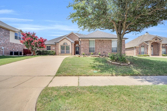 view of front of house featuring a front yard