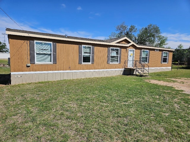 view of front of property featuring a front yard