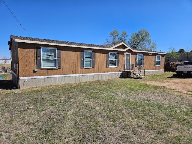 manufactured / mobile home with a front lawn
